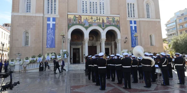 Στην Μητρόπολη η σορός του Διονύση Σαββόπουλου, ολοκληρώθηκε το λαϊκό προσκύνημα -Στις 13:00 η εξόδιος ακολουθία