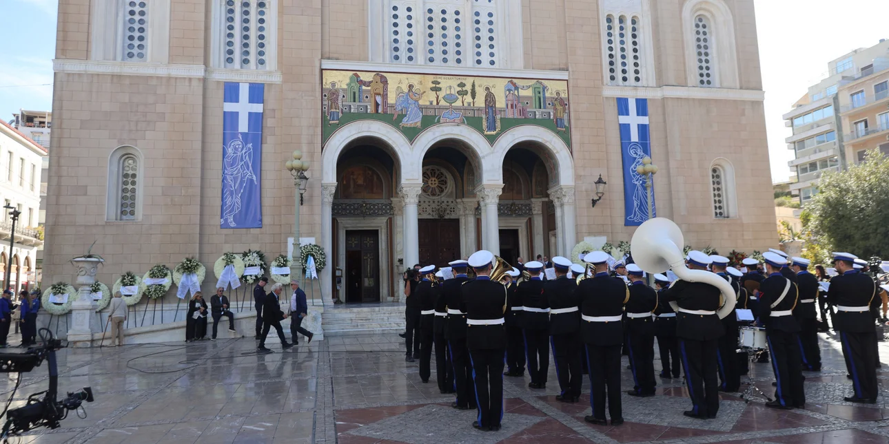 Στην Μητρόπολη η σορός του Διονύση Σαββόπουλου, ολοκληρώθηκε το λαϊκό προσκύνημα -Στις 13:00 η εξόδιος ακολουθία