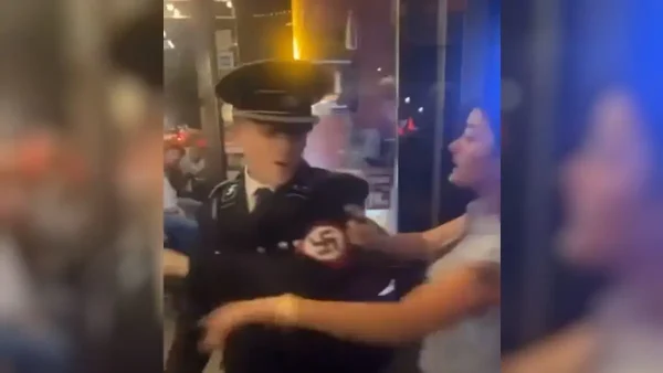 ΗΠΑ: Ένας 33χρονος μπήκε σε παμπ ντυμένος με στολή Ναζί – Χτύπησε φοιτήτρια που προσπάθησε να τον διώξει και της έσπασε τη μύτη