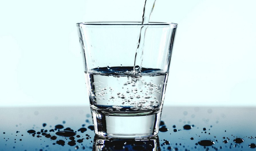 Πόσο νερό πρέπει να πίνουμε καθημερινά: Τι θα συμβεί αν δεν το κάνουμε