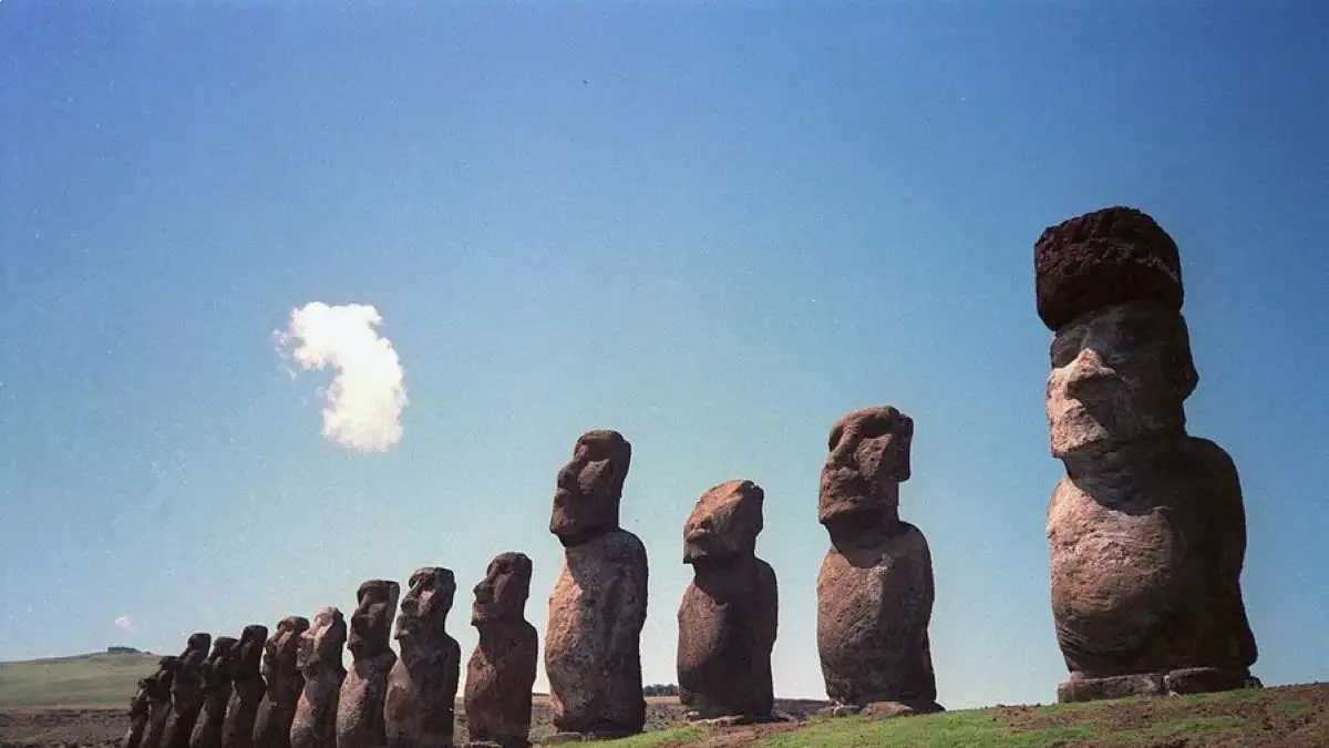 Νησί του Πάσχα: Επιστήμονες λένε πως έλυσαν το μυστήριο με τις εμβληματικές πέτρινες κεφαλές
