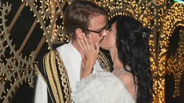 Νικόλας Νιάρχος: Με γιλέκο Εύζωνα για τον γάμο του με την Μαλού Ντάλα Πίκολα στη Ρώμη