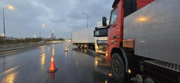 Θεσσαλονίκη: Νταλίκα δίπλωσε στο Δερβένι - Έκλεισε η δεξιά λωρίδα