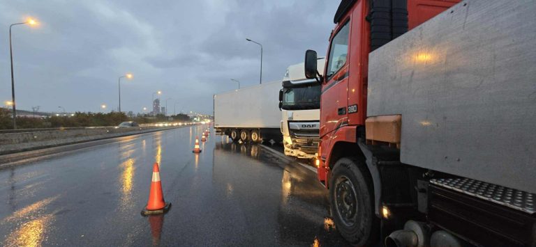 Θεσσαλονίκη: Νταλίκα δίπλωσε στο Δερβένι - Έκλεισε η δεξιά λωρίδα