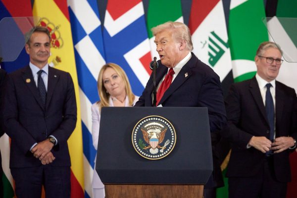 Τα χοντροκομμένα αστεία Τραμπ στους ηγέτες: «Κάνα-δυο δεν τους συμπαθώ» -Έφερε σε δύσκολη θέση Μελόνι, Στάρμερ, Κάρνεϊ