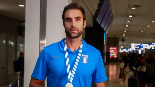 Ο Στέφανος Ντούσκος επέστρεψε στην Ελλάδα με τα δύο μετάλλια που κέρδισε στο Παγκόσμιο πρωτάθλημα κωπηλασίας