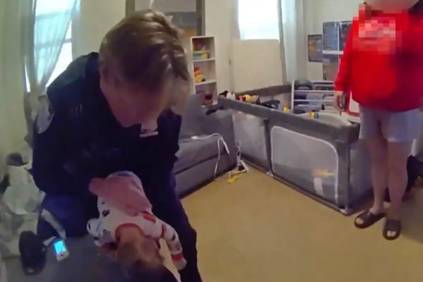 Αστυνομικοί στη Νέα Υόρκη έσωσαν βρέφος που πνιγόταν μέσα στο σπίτι του – Δείτε το συγκλονιστικό βίντεο