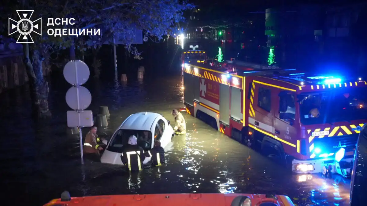 «Πνίγηκε» από τις πλημμύρες η Οδησσός, 9 οι νεκροί - Βίντεο με τις απεγνωσμένες προσπάθειες πολιτών να σωθούν