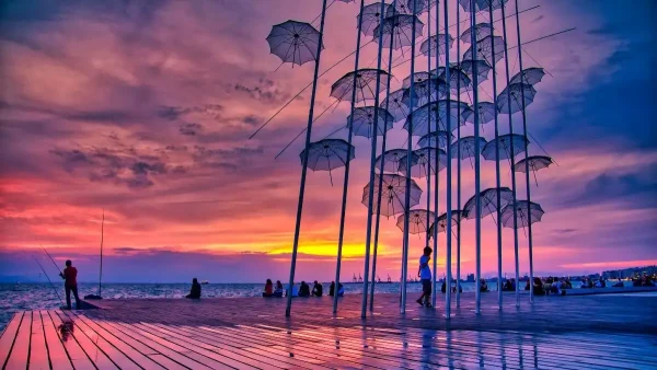 Θεσσαλονίκη: «Ξηλώνονται» οι «Ομπρέλες» του Ζογγολόπουλου που είχαν υποστεί φθορές