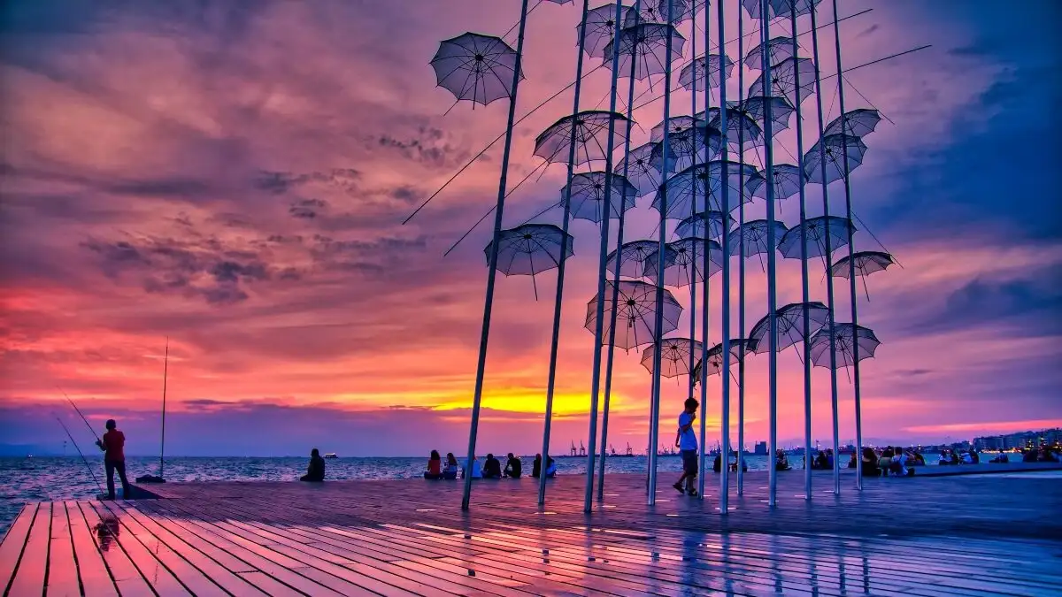 Θεσσαλονίκη: «Ξηλώνονται» οι «Ομπρέλες» του Ζογγολόπουλου που είχαν υποστεί φθορές