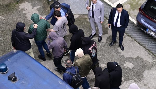 ΟΠΕΚΕΠΕ: Με καλυμμένα τα πρόσωπά τους οι συλληφθέντες στην Ευρωπαϊκή Εισαγγελία