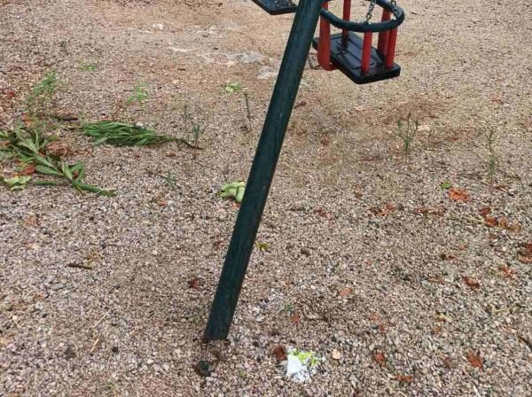 Στον αέρα στέκεται η κούνια παιδικής χαράς