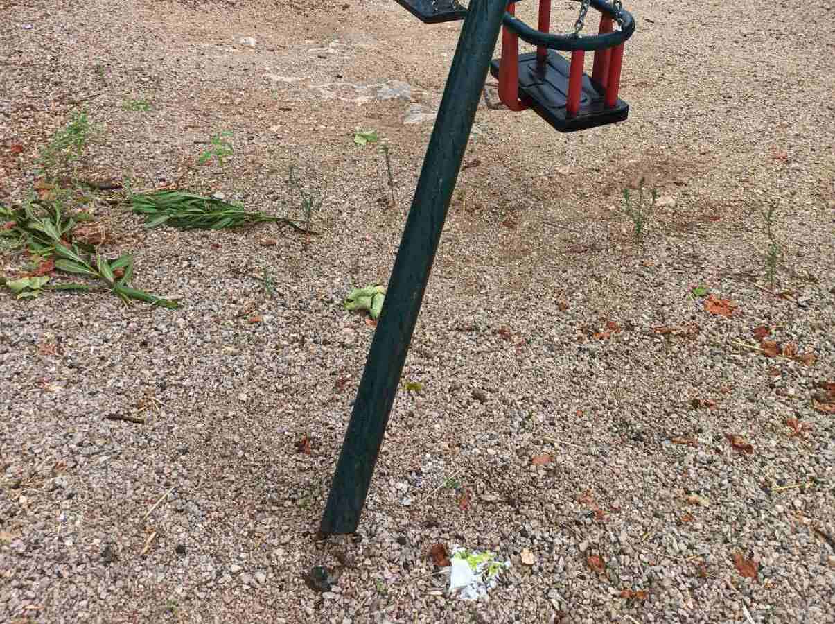 Στον αέρα στέκεται η κούνια παιδικής χαράς