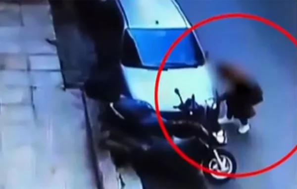 Ανησυχία για τη γυναίκα που σκάει λάστιχα αυτοκινήτων στο Παγκράτι Αττικής