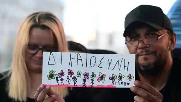 Στο πλευρό του Πάνου Ρούτσι χιλιάδες διαδηλωτές – «Παραμένουμε εδώ μέχρι τέλους, δικαιοσύνη τώρα»