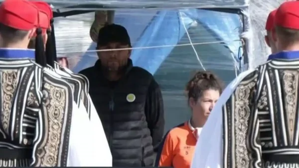 Ο Πάνος Ρούτσι όρθιος μπροστά στους εύζωνες σε ένδειξη σεβασμού – Στην 21η ημέρα απεργίας πείνας