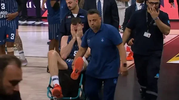 Σοκαριστικός τραυματισμός για Γιώργο Παπαγιάννη στο Εφές – Παναθηναϊκός: Αποχώρησε σε καροτσάκι με κλάματα