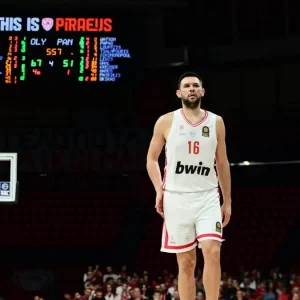 Κώστας Παπανικολάου μετά την ανανέωση με τον Ολυμπιακό: «Να δημιουργήσουμε νέες θρυλικές σελίδες στην ιστορία μας»