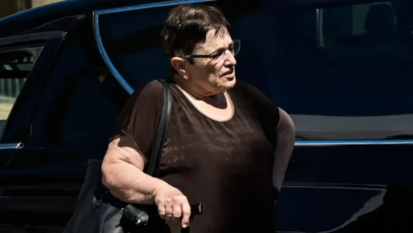 Η Αλέκα Παπαρήγα στο νοσοκομείο «Αγία Όλγα» – Οι ευχαριστίες στο προσωπικό μετά το εξιτήριο