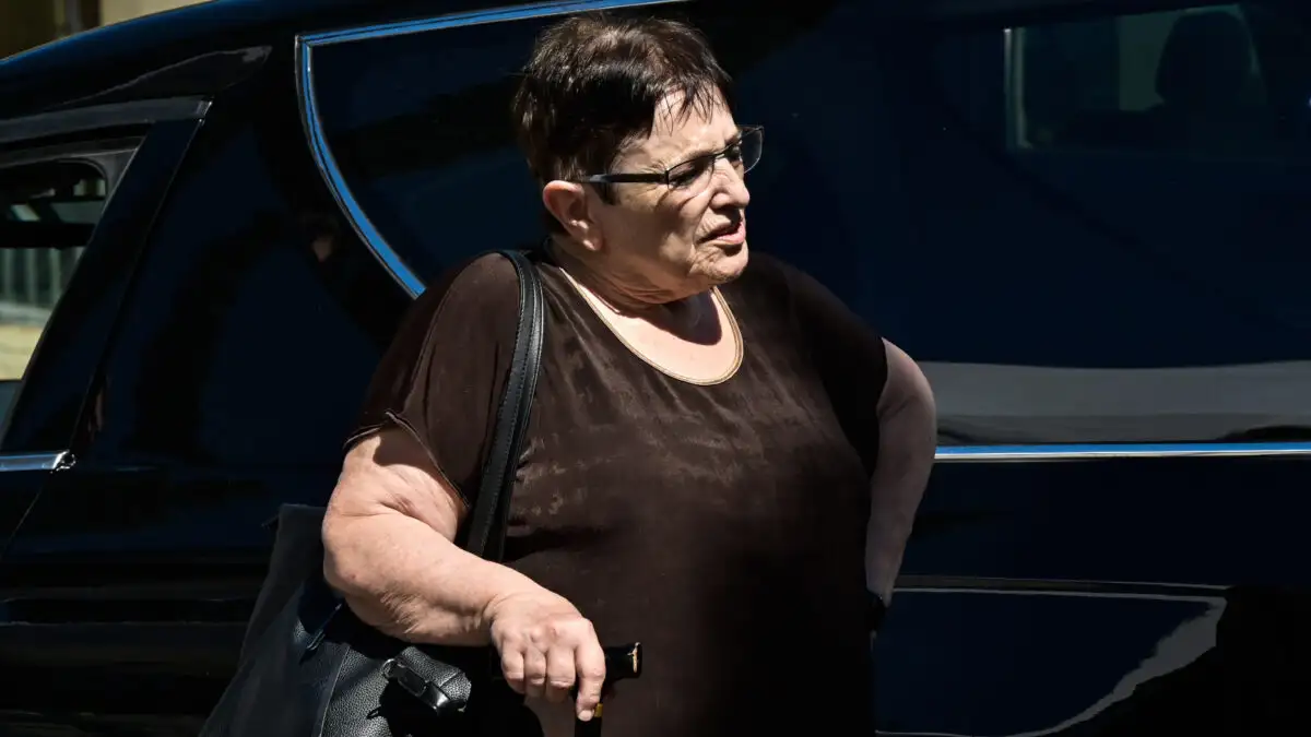 Η Αλέκα Παπαρήγα στο νοσοκομείο «Αγία Όλγα» – Οι ευχαριστίες στο προσωπικό μετά το εξιτήριο