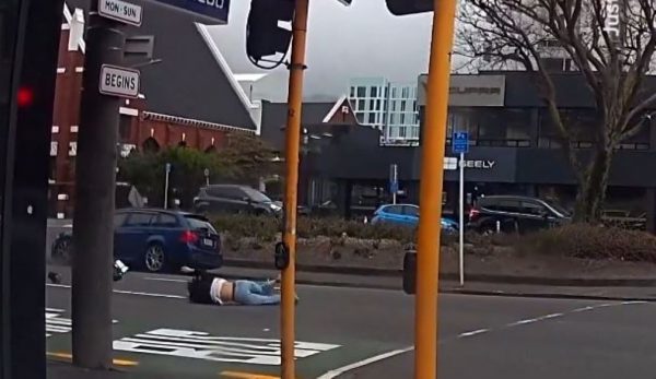 Θυελλώδεις άνεμοι εκτοξεύουν γυναίκα στη μέση του δρόμου (ΒΙΝΤΕΟ)