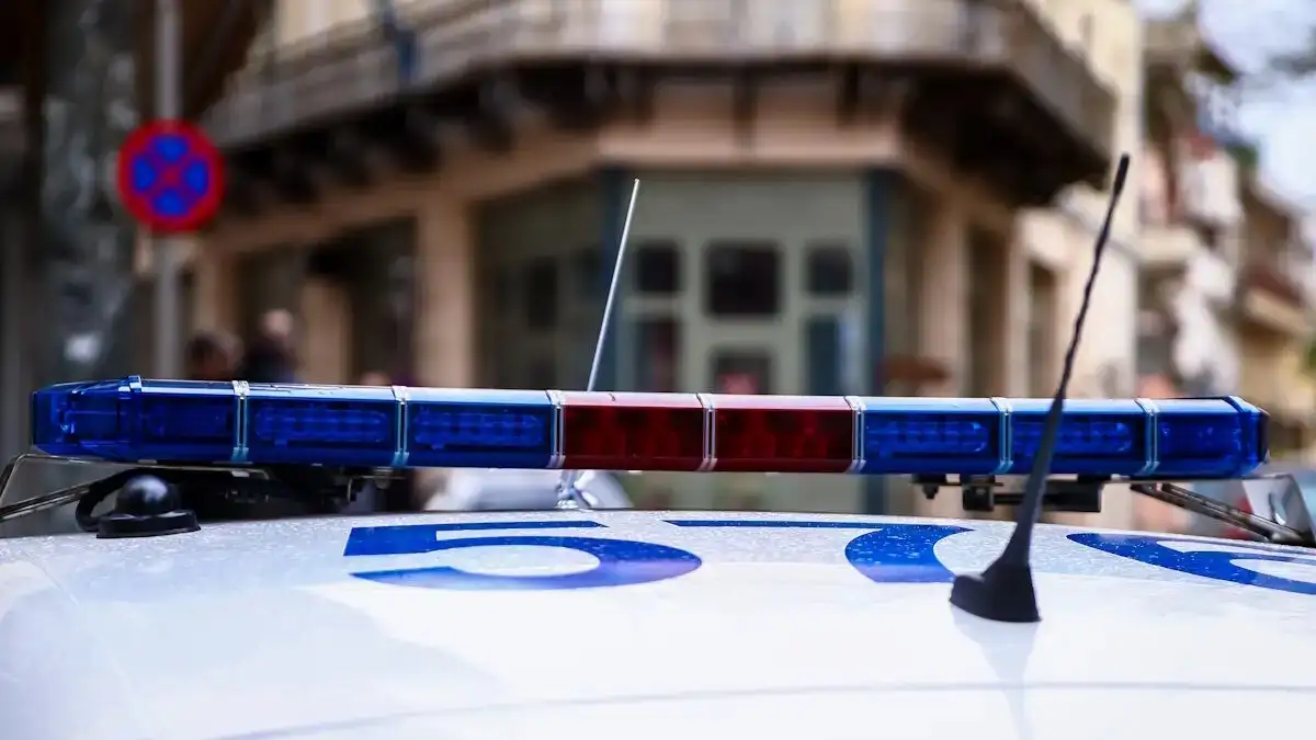 Χειροπέδες σε 31χρονο που στρατολογούσε ανήλικες και τις έβαζε να αρπάζουν τσάντες στο κέντρο της Αθήνας