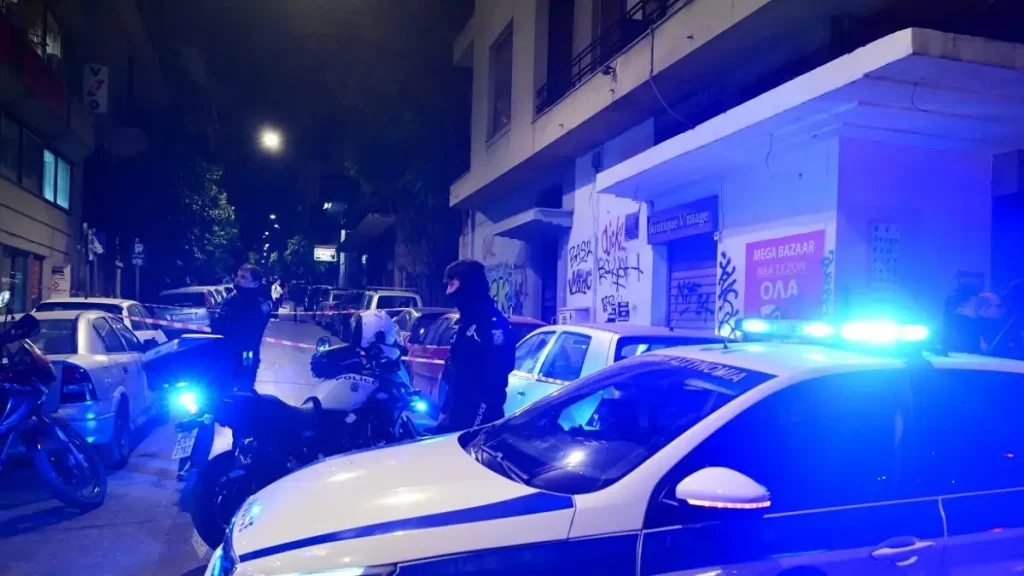 Λήξη συναγερμού στη Νίκαια: Συνελήφθη ο άνδρας που κρατούσε όμηρο την 44χρονη σύντροφό του μέσα στο σπίτι του