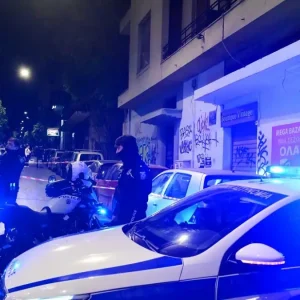 Λήξη συναγερμού στη Νίκαια: Συνελήφθη ο άνδρας που κρατούσε όμηρο την 44χρονη σύντροφό του μέσα στο σπίτι του