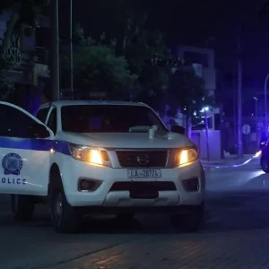 Παραδόθηκε ο ένας από τους δύο δράστες που μαχαίρωσαν 14χρονο στον Χολαργό