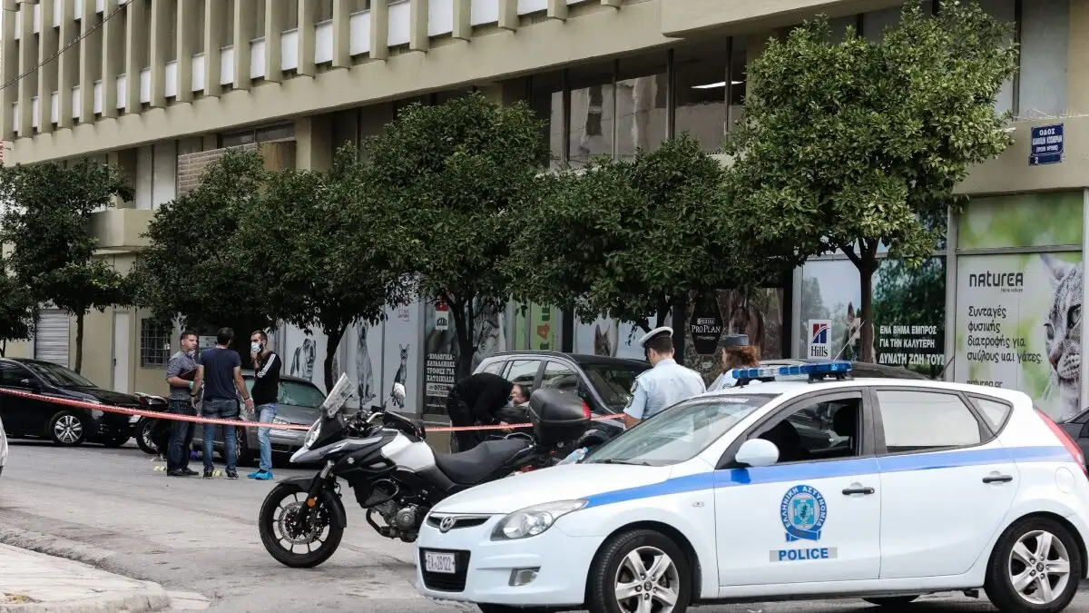 Γλυφάδα: Συνέχισε να χτυπά την 70χρονη, ενώ είχε λιποθυμήσει – Ο 38χρονος είχε αποδράσει 18 φορές από ψυχιατρεία