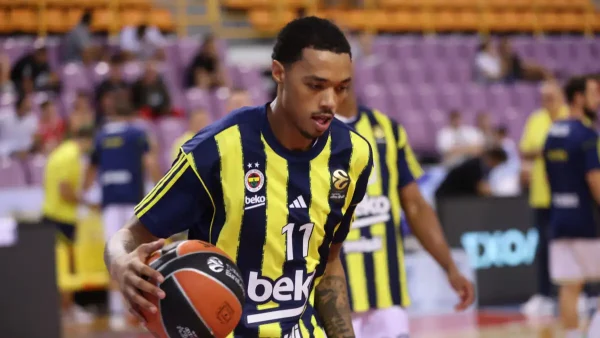 Euroleague: Απίστευτος τραυματισμός του Μπράντον Μπόστον Τζούνιορ – Τράκαρε με συμπαίκτη του και γύρισε το πόδι του