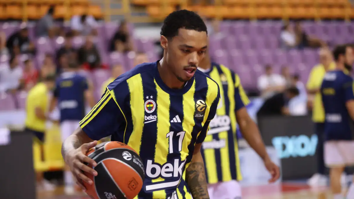 Euroleague: Απίστευτος τραυματισμός του Μπράντον Μπόστον Τζούνιορ – Τράκαρε με συμπαίκτη του και γύρισε το πόδι του