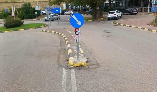 Λαμία: Αποκαταστάθηκε άμεσα η πινακίδα που έριξε αυτοκίνητο μετά από τροχαίο