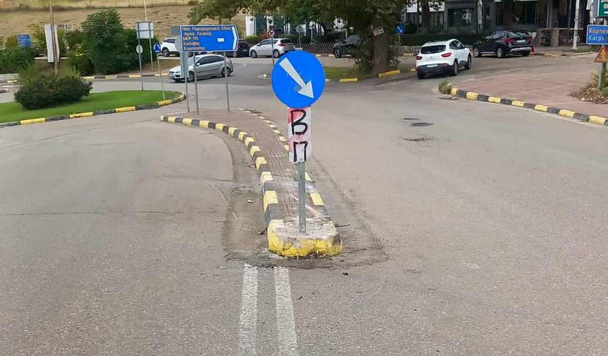 Λαμία: Αποκαταστάθηκε άμεσα η πινακίδα που έριξε αυτοκίνητο μετά από τροχαίο