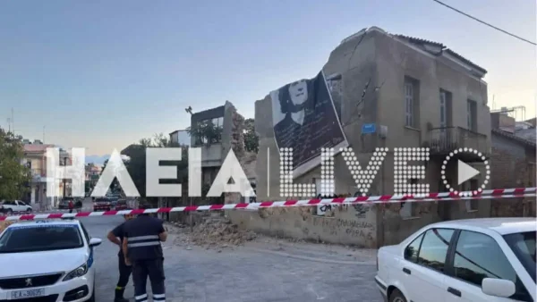 Πύργος: Κατέρρευσε κτίριο σε πλατεία – Ζημιές σε τρία οχήματα
