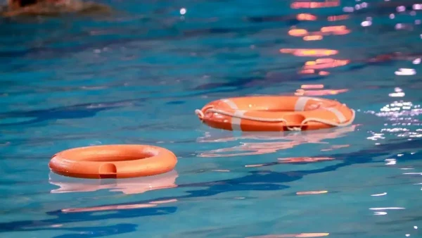 Τραγωδία στη Σαντορίνη: 3 συλλήψεις για τον πνιγμό του 5χρονου σε πισίνα ξενοδοχείου