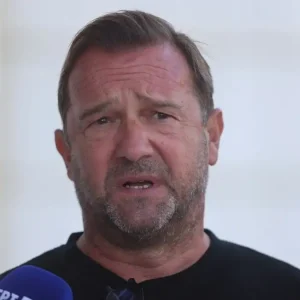 «Αρρωστημένη συμπεριφορά»: Η ανάρτηση Πλακιά για τη χριστουγεννιάτικη κάρτα της Hellenic Train