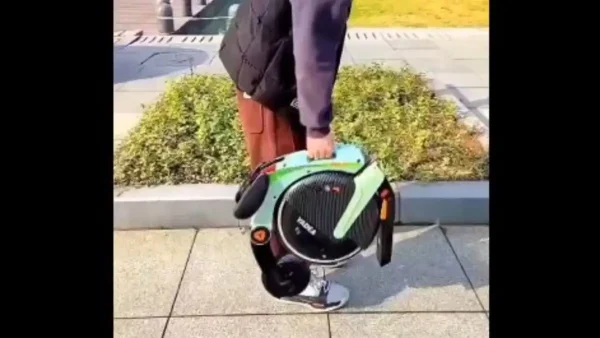 Εταιρεία κατασκεύασε αναδιπλούμενο ηλεκτρικό ποδήλατο σε μέγεθος τσάντας – Δείτε βίντεο