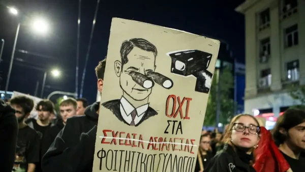 ΜΑΤ μπροστά στο μνημείο του Άγνωστου Στρατιώτη στη Βουλή – Σε εξέλιξη πορεία διαμαρτυρίας για τα Τέμπη