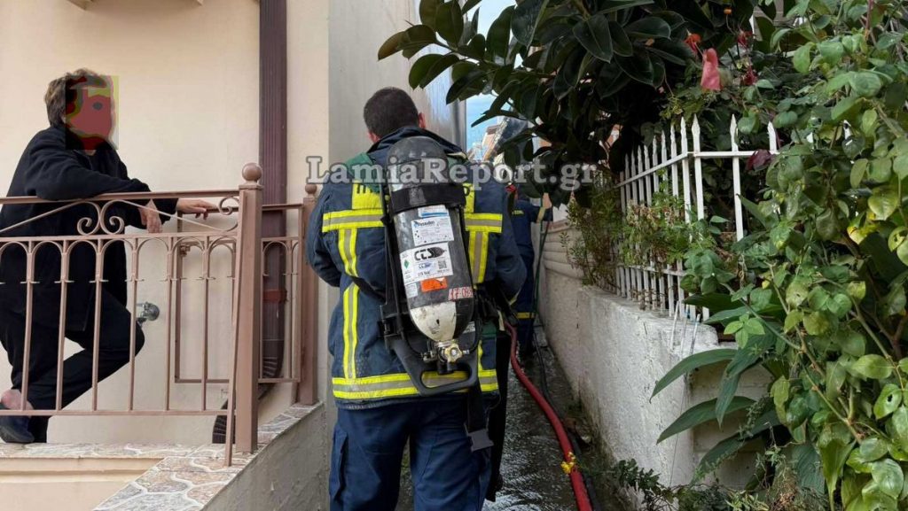 Φθιώτιδα: Οι πυροσβέστες έσωσαν ηλικιωμένη από τις φλόγες - Την ανέσυραν χωρίς τις αισθήσεις της και της επανέφεραν με ΚΑΡΠΑ