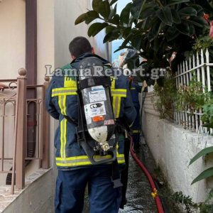 Φθιώτιδα: Οι πυροσβέστες έσωσαν ηλικιωμένη από τις φλόγες - Την ανέσυραν χωρίς τις αισθήσεις της και της επανέφεραν με ΚΑΡΠΑ