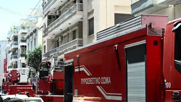 Συναγερμός στην πυροσβεστική για φωτιά στον Πύργο των Αθηνών στους Αμπελόκηπους