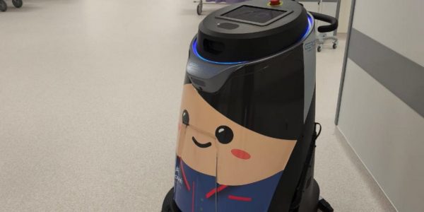 Το πρώτο ρομπότ καθαριστής στο νοσοκομείο «Αττικόν» -Σκουπίζει, σφουγγαρίζει, μειώνει την κατανάλωση νερού
