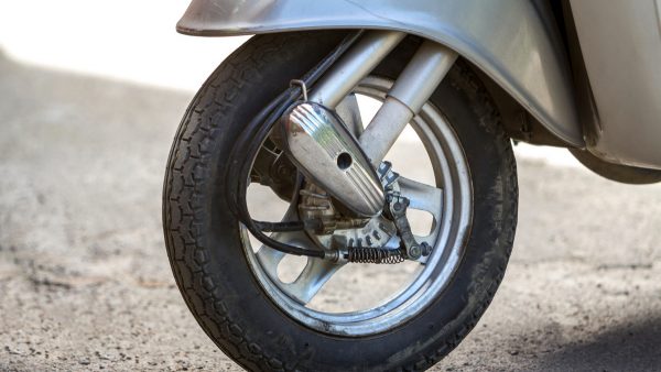 Μηχανάκι παρέσυρε και εγκατάλειψε κοριτσάκι σε διάβαση πεζών