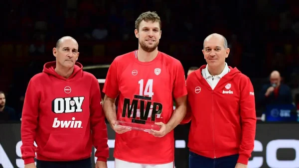 Ο Σάσα Βεζένκοφ του Ολυμπιακού παρέλαβε το βραβείο του MVP του περσινού πρωταθλήματος