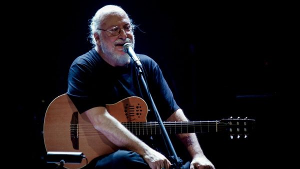 Η Ελλάδα αποχαιρετά σήμερα τον Διονύση Σαββόπουλο - Σε εξέλιξη το λαϊκό προσκύνημα στο παρεκκλήσι της Μητρόπολης