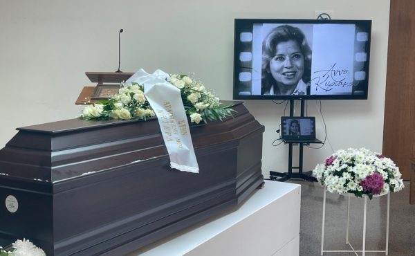 Στο Αποτεφρωτήριο Ριτσώνας το «ύστατο χαίρε» στην Άννα Κυριακού