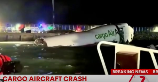 Τραγωδία στο Χονγκ Κονγκ: Εμπορικό αεροσκάφος κατέληξε στη θάλασσα μετά την προσγείωση - Δύο νεκροί (BINTEO)