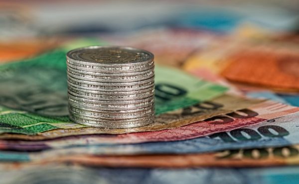 Νόμιμα online casino: τι αποφέρει στο Δημόσιο η φορολογία και γιατί ανθεί η παράνομη αγορά