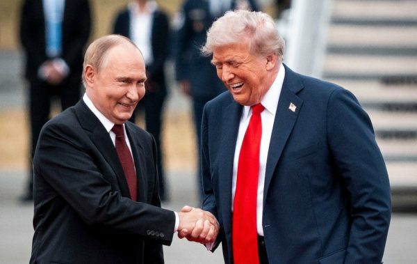 Ουκρανία: «Πολύ αισιόδοξος» ο Τραμπ για ειρηνευτική συμφωνία την ώρα που ο Πούτιν «πανηγυρίζει» ότι πήρε κι άλλες πόλεις